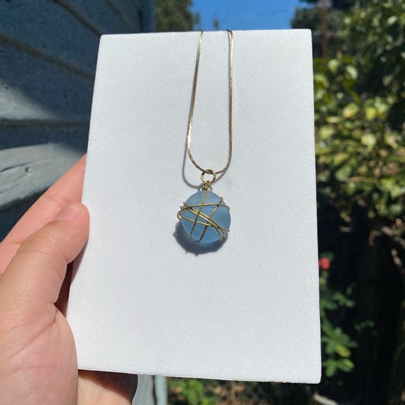 Blue rich with golden wire - Picture 2 of 2